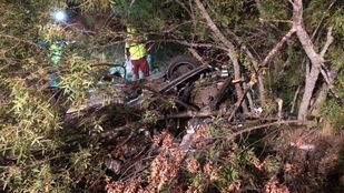 Los servicios de emergencias atienden a los heridos en el accidente de Manzanares El Real