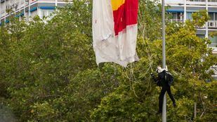 El paracaidista que descendía con la bandera impacta contra una farola