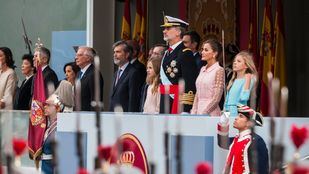 Los pitos a Sánchez, el incidente del paracaidista y la voz de Arteta protagonizan el desfile del 12 de octubre