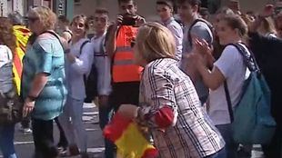 Una mujer, agredida por llevar una bandera de España