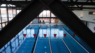 El Ayuntamiento deja nueve meses sin socorristas a dos clubes de natación