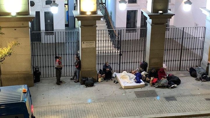 Los refugiados, en la puerta del Samur Social.