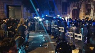 Nuevos altercados en Barcelona: los antidisturbios dispersan a los grupos violentos de la zona de la Delegación