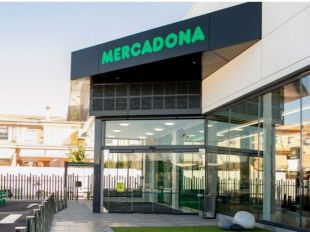 Un nuevo modelo de tienda eficiente de Mercadona se instala en el Mercado de Puente de Vallecas