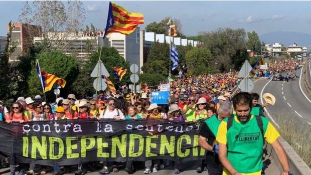 Miles de personas marchan hacia Barcelona en protesta por la sentencia del procés este viernes en el que se ha convocado huelga general en Cataluña.