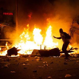 Nueva noche de disturbios en Barcelona: barricadas, 10 detenidos y varios heridos