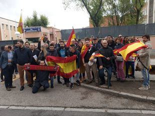 Una concentración en Moratalaz muestra su apoyo a los agentes de la Policía destinados en Cataluña