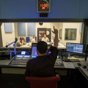 Vox amenaza con romper el pacto con el PP si no cierra del todo "Radio Carmena"