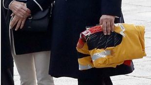 El nieto mayor de Franco accede a la Basílica con una bandera franquista