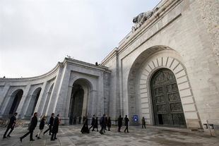 Atendidos por hipotermia dos personas por subirse a un risco del Valle con banderas franquistas
