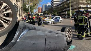 Los bomberos se han encargado de colocar el coche en su posición