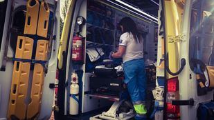 Sanitaria del SUMMA en una ambulancia