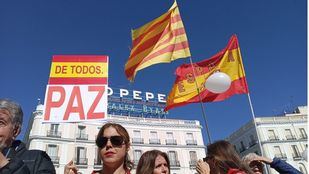 Madrid envía desde Sol su cariño a Cataluña en una nueva concentración contra la división de España