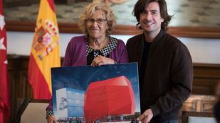La alcadesa de Madrid, Manuela Carmena, firma una declaración de intenciones con Ángel Nieto (hijo) para iniciar los trámites para la construcción de la sede social de la Fundación Ángel Nieto