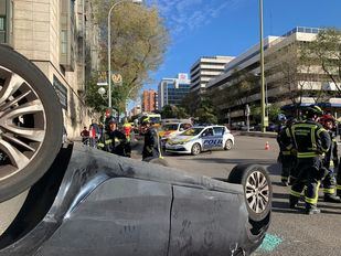 Un vehículo vuelca tras chocar contra otro en Retiro