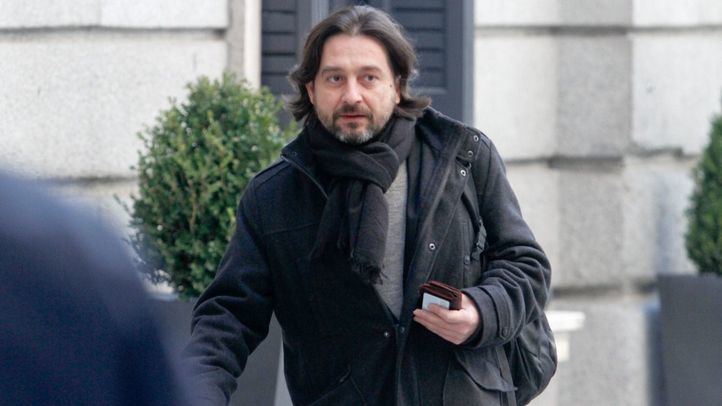 Rafa Mayoral llega por el patio del Congreso.