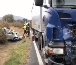 Muere una joven al chocar contra un camión de gran tonelaje en la M-602