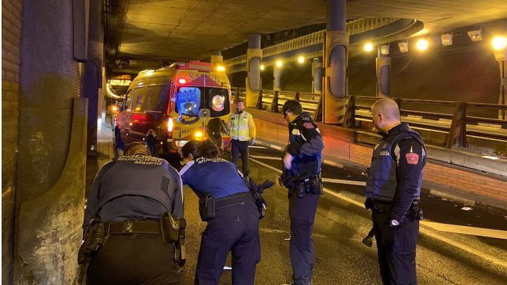 El Samur y la Policía Municipal atienden a un joven que ha sufrido un accidente en el túnel de María de Molina.