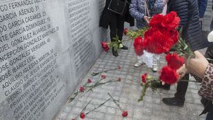Miembros de colectivos memorialistas irrumpen en el monumento vallado del Cementerio del Este