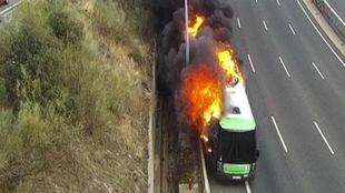 Arde un autobús interurbano en el arcén derecho de la A-6