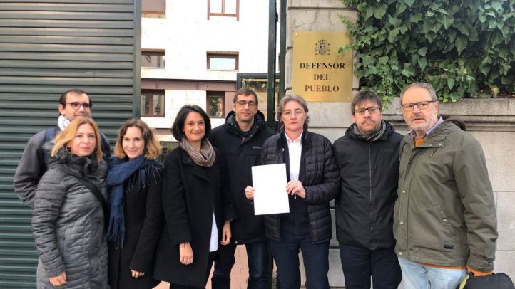 Diputados y concejales de Más Madrid, entre ellos Emilio Delgado, Marta Higueras y Javier Barbero, presentan una denuncia ante el Defensor del Pueblo por una agresión a menas en el parque de Hortaleza.