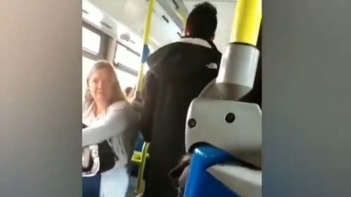 Agresión racista en un autobús de la EMT en Madrid.