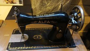 Máquinas de coser, muñecas y farolas: a subasta parte de la historia de Madrid