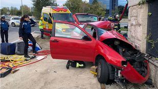 Los bomberos rescatan a un joven atrapado en su coche tras chocar contra un muro