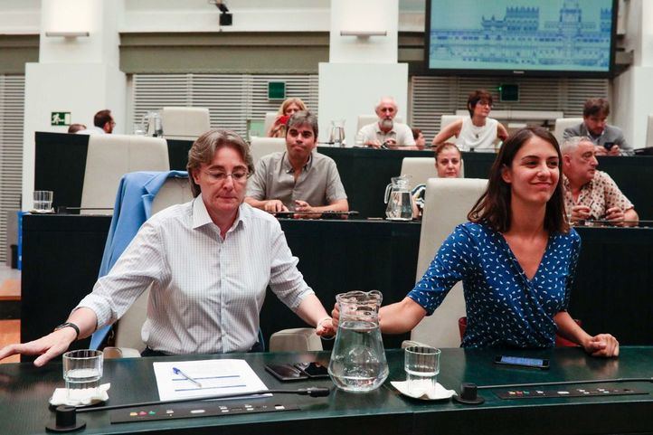 Marta Higueras y Rita Maestre, en el salón de Plenos de Cibeles.
