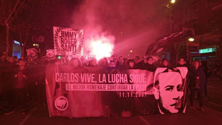 La marcha, encabezada por varias pancartas entre las que destacaba una con el rostro del joven, llegó a la estación de Legazpi, donde se produjo el crimen.