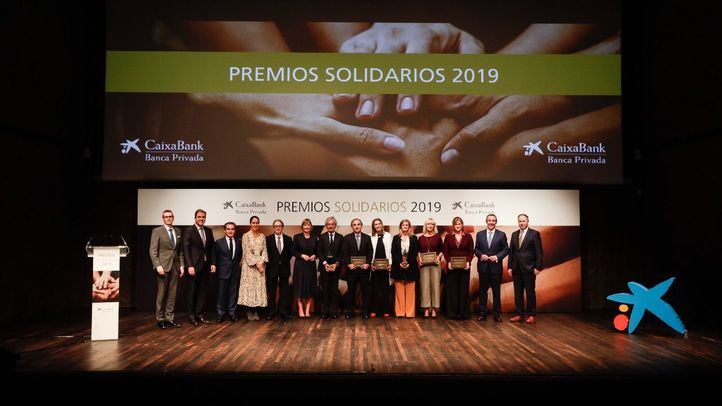 Los ganadores de los Premios Solidarios 2019 junto con directivos de CaixaBank.