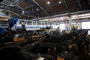 Metro detecta más amianto en varios trenes y en grúas de los talleres