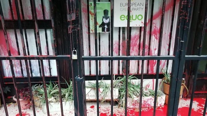 Rocían con pintura roja la sede de Equo en Madrid