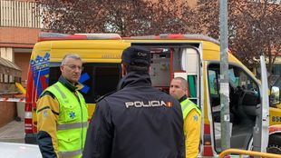 Los servicios de emergencias atienden al hombre herido