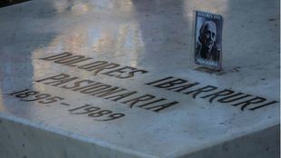 Tumba de Dolores Ibárruri, La Pasionaria, en el Cementerio de La Almudena
