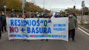 Vallecas se manifiesta contra la recepción de residuos del vertedero de Alcalá en Valdemingómez