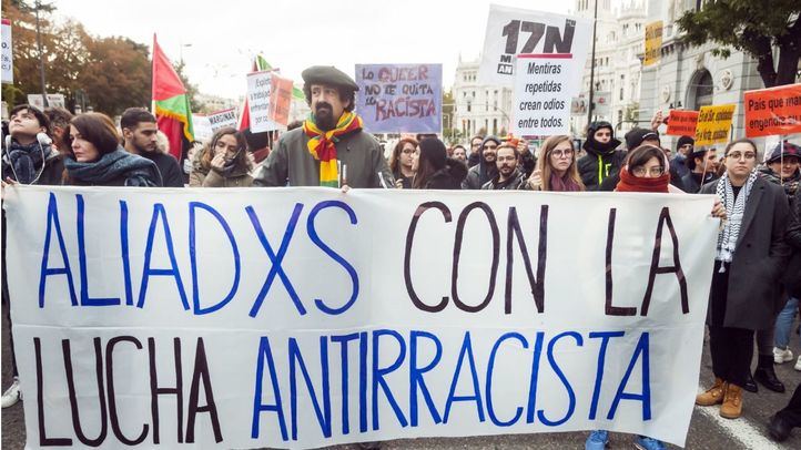 Manifestantes contra el racismo marchan entre Cibeles y Sol para pedir el fin de esta lacra