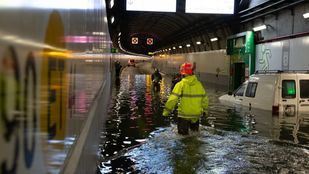 Un simulacro en la M-30 inunda el túnel de Embajadores y deja tres vehículos atrapados