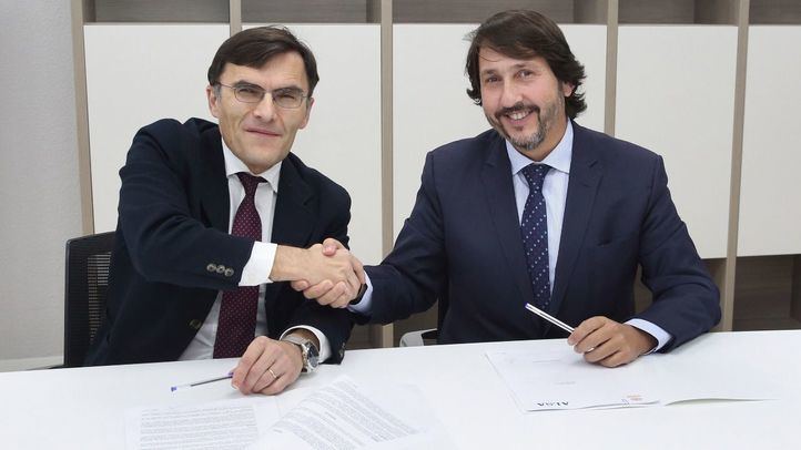 El vicepresidente ejecutivo de Fundación ONCE, Alberto Durán, y el consejero delegado de ALSA, Francisco Iglesias, han firmado en Madrid un Convenio Inserta para fomentar el empleo de personas con discapacidad.