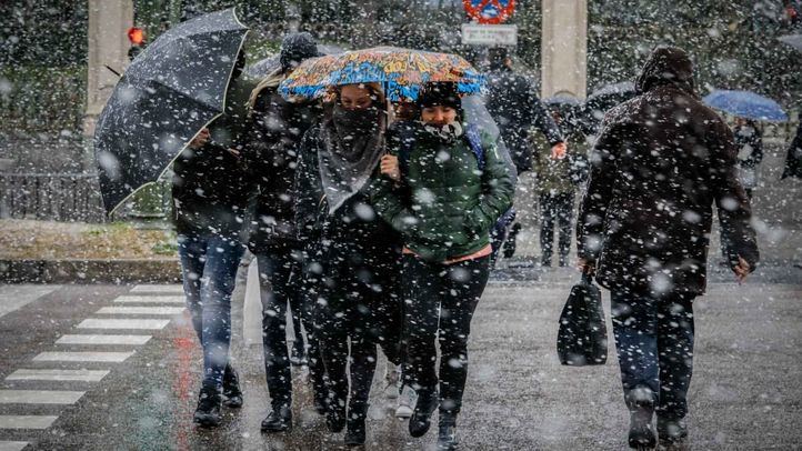 Gran nevada en Madrid que ha causado problemas en la circulación de vehículos y de personas.