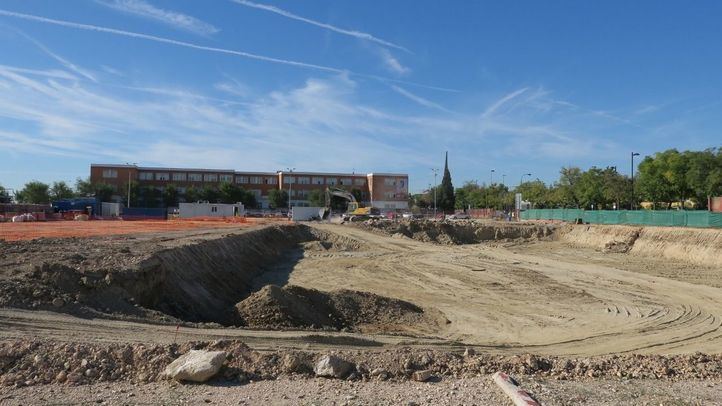 La rotura de una tubería de agua del Canal de Isabel II inunda las obras del polideportivo San Isidro