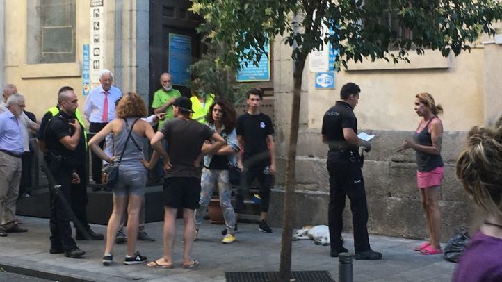 La Policía interviene tras un incidente en la iglesia de San Antón.