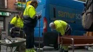 El Ayuntamiento retira el último banco frente al Samur Social