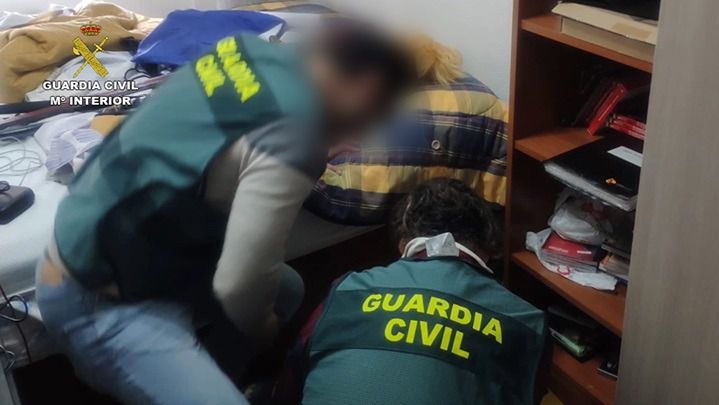 Agentes de la Guardia Civil han detenido a dos personas por 11 delitos de abuso sexual a menores