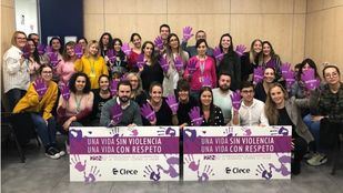 Clece Servicios Sociales 'dibuja una puerta violeta' contra la violencia de género