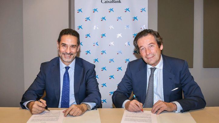 El director ejecutivo de Banca de Empresas de CaixaBank, Luis Cabanas, y el presidente de la Fundación ASPRIMA, Juan Antonio Gómez-Pintado, han firmado la renovación del acuerdo de colaboración entre ambas entidades,