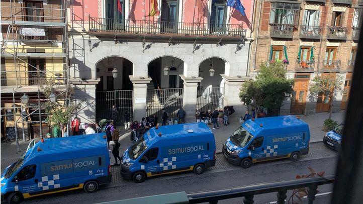 Personas que se concentran a las puertas del Samur Social para ser atendidas