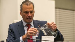 Desalojado un grupo de mujeres del pleno de Chamberí por realizar un escrache a Ortega Smith