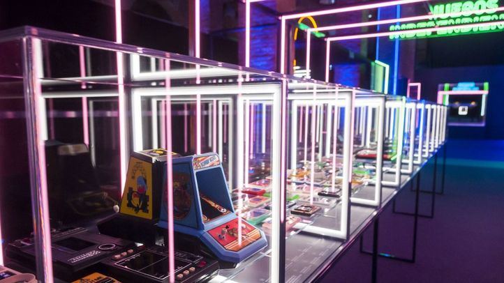 Consolas y videojuegos antiguos, expuestos en la muestra.