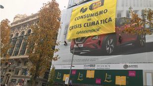 Greenpeace despliega una pancarta contra el consumismo del Black Friday en Gran Vía